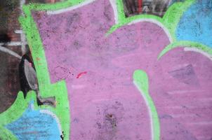 il vecchio parete, dipinto nel colore graffiti disegno rosso aerosol vernici. sfondo Immagine su il tema di disegno graffiti e strada arte foto