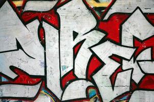 il vecchio parete, dipinto nel colore graffiti disegno rosso aerosol vernici. sfondo Immagine su il tema di disegno graffiti e strada arte foto