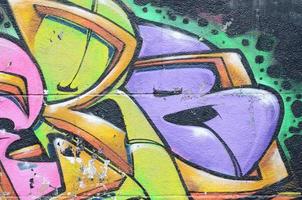 frammento di graffiti disegni. il vecchio parete decorato con dipingere macchie nel il stile di strada arte cultura. multicolore sfondo struttura foto