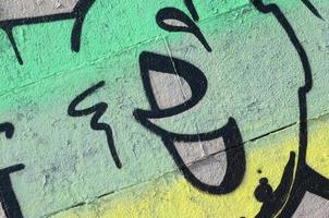 frammento di graffiti disegni. il vecchio parete decorato con dipingere macchie nel il stile di strada arte cultura. colorato sfondo struttura nel verde toni foto