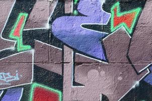 frammento di graffiti disegni. il vecchio parete decorato con dipingere macchie nel il stile di strada arte cultura. colorato sfondo struttura nel viola toni foto