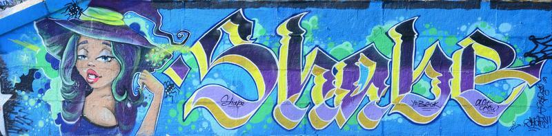 frammento di graffiti disegni. il vecchio parete decorato con dipingere macchie nel il stile di strada arte cultura. Halloween strega foto