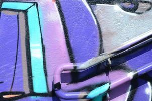 frammento di graffiti disegni. il vecchio parete decorato con dipingere macchie nel il stile di strada arte cultura. colorato sfondo struttura nel viola toni foto