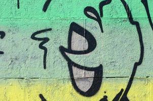 frammento di graffiti disegni. il vecchio parete decorato con dipingere macchie nel il stile di strada arte cultura. colorato sfondo struttura nel verde toni foto