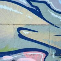 frammento di graffiti disegni. il vecchio parete decorato con dipingere macchie nel il stile di strada arte cultura. colorato sfondo struttura nel verde toni foto