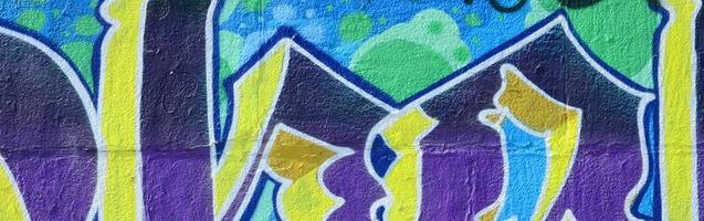 frammento di graffiti disegni. il vecchio parete decorato con dipingere macchie nel il stile di strada arte cultura. colorato sfondo struttura nel freddo toni foto