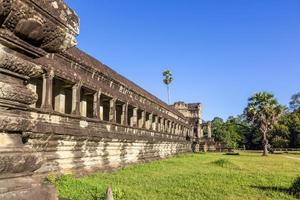 mistico e famoso rovine di ancora wat nel Cambogia con no persone nel estate foto