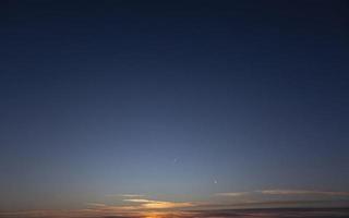 immagine di drammatico e colorato cielo con sole durante tramonto foto