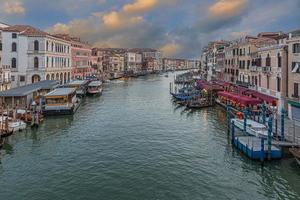 Visualizza al di sopra di canale Grande nel Venezia durante tramonto foto