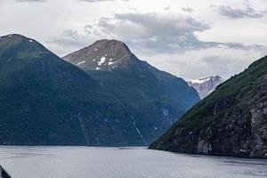 impressione a partire dal crociera nave su il modo attraverso geiranger fiordo nel Norvegia a Alba nel estate foto