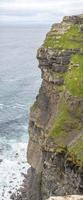 Visualizza al di sopra di scogliera linea di il scogliere di moher nel Irlanda durante giorno foto