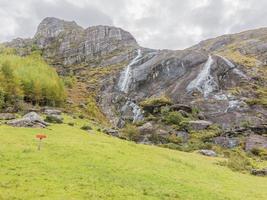 tipico irlandesi paesaggio con verde prati e ruvido montagne durante giorno foto