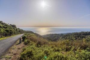 controluce immagine di un' piccolo strada prese a partire dal vertice di Madera verso atlantico oceano nel estate foto