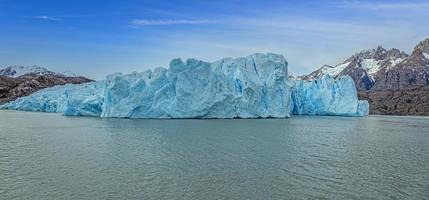 panoramico Visualizza al di sopra di Lago grigio e il bordo di il grigio ghiacciaio nel torres del paine nazionale parco nel patagonia foto