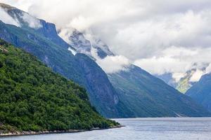 impressione a partire dal crociera nave su il modo attraverso geiranger fiordo nel Norvegia a Alba nel estate foto