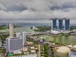 aereo panoramico immagine di Singapore orizzonte e giardini di il baia durante preparazione per formula 1 gara durante giorno nel autunno foto