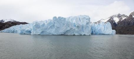 ghiacciaio bordo a Lago grigio nel torres del paine nazionale parco foto