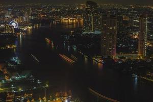 panoramico aereo notte immagine di il bangkok orizzonte e chao Phraya fiume foto
