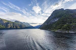 impressione a partire dal crociera nave su il modo attraverso geiranger fiordo nel Norvegia a Alba nel estate foto