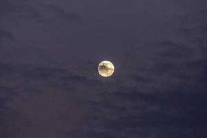 Immagine di pieno Luna contro colorato sera cielo con leggero nuvole foto