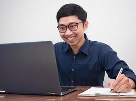 giovane uomo d'affari contento con Lavorando a posto di lavoro tavolo foto