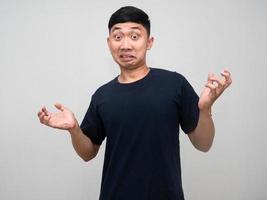 asiatico uomo nero camicia si sente confuso e dubbio a viso isolato foto