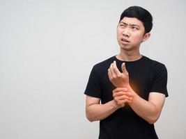 asiatico uomo si sente dolore il suo polso isolato foto