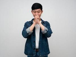 positivo asiatico uomo jeans camicia gesto gioia mani desiderio per tranquillo, calmo isolato foto