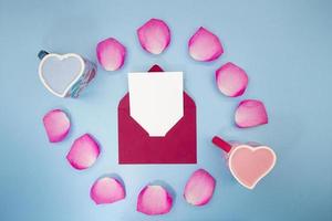 cuore di rosa petali, Busta con carta. San Valentino giorno, nozze. copia spazio foto