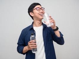 asiatico uomo indossare bicchieri potabile acqua bene salutare isolato foto