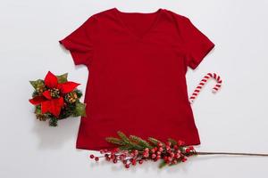 vicino su rosso vuoto modello t camicia con copia spazio. Natale vacanza concetto. superiore Visualizza modello maglietta. vacanze decorazioni bianca sfondo. contento nuovo anno Accessori. natale vestito. selettivo messa a fuoco foto