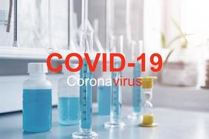 laboratorio con attrezzatura per chimico analisi, rivelazione e trattamento di coronavirus infezione, etichettato covid19. foto