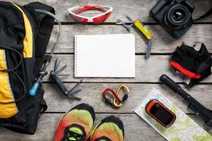 impostato di Accessori per Ciclismo su di legno sfondo foto