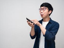 giovane asiatico uomo gesto stampa a distanza tv e si sente eccitato isolato foto