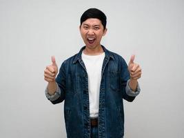 positivo asiatico uomo jeans camicia si sente contento e mostrare pollice su con riuscito isolato foto