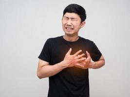 asiatico uomo hold il suo il petto si sente dolore di cuore malattia isolato foto
