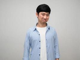 ritratto asiatico uomo blu camicia gesto geloso a voi isolato foto