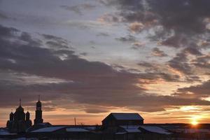 ortodosso Chiesa su il sfondo di un' bellissimo rosso tramonto. paesaggio di un' cristiano Chiesa nel il sera. foto