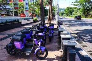 semarang, Indonesia dicembre 2022. fascio rover elettrico biciclette o e-bike, ordinatamente foderato su su il lato di il strada per affitto. foto