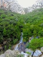 cascata in montagna foto