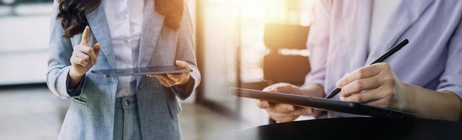 casuale uomo d'affari Lavorando utilizzando mobile Telefono digitando computer mobile Chiacchierare il computer portatile contatto noi a ambienti di lavoro, pianificazione idee investitori Internet ricerca, idee collegamento le persone. foto