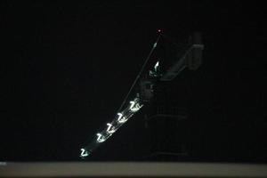 Torre gru Lavorando a notte. il illuminazione è non pure tanto, foto