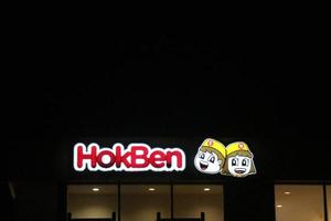 bekasi, Indonesia nel luglio 2022. hokben o hoka hoka bento logo splendente brillantemente a notte contro il buio notte cielo. foto