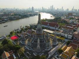 un aereo Visualizza di il pagoda sta prominente a wat arun tempio con chao Phraya fiume, il maggior parte famoso turista attrazione nel bangkok, Tailandia foto