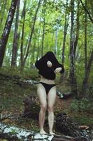 signora con spoglio gambe e maglione nel foresta panoramico fotografia foto
