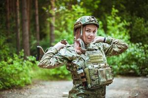 bellissimo ritratto di una ragazza con in mano una pistola foto