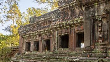 mistico e famoso rovine di ancora wat nel Cambogia con no persone nel estate foto