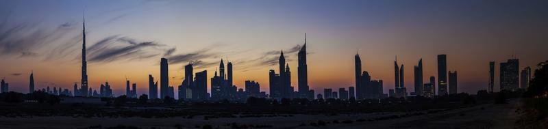 panoramico immagine di dubai a notte foto