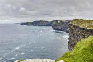 Visualizza al di sopra di scogliera linea di il scogliere di moher nel Irlanda durante giorno foto