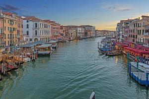 Visualizza al di sopra di canale Grande nel Venezia durante tramonto foto